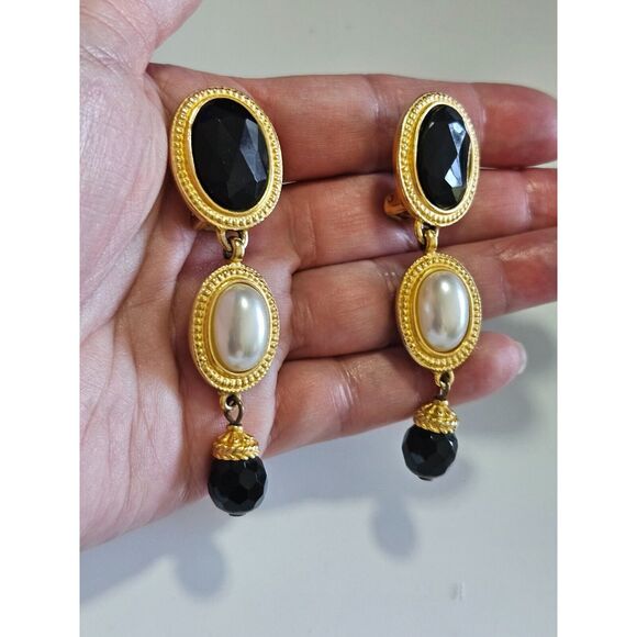 Classiques for Nordstrom gold tone vintage clip on earrings - Picture 3 of 9